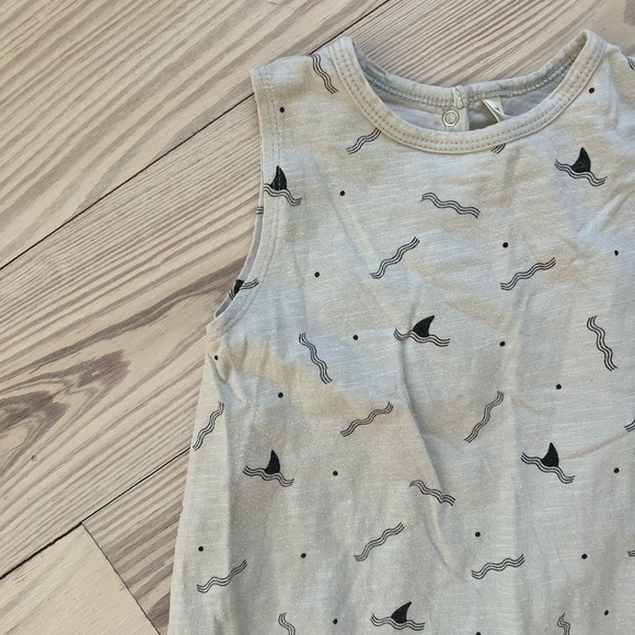 Rylee + Cru Shark Fin Romper 18-24m - Picture 2 of 3